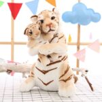 عروسک طرح ببر مدل بچه بغل کد JIM110 ارتفاع ۴۰ سانتی‌متر - Image 2