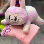 عروسک طرح لبوبو پتودار مدل آبرنگی کد JIM110 طول ۶۰ سانتی‌متر - Image 5