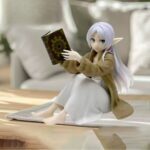 فیگور الف مدل نشسته با کتاب